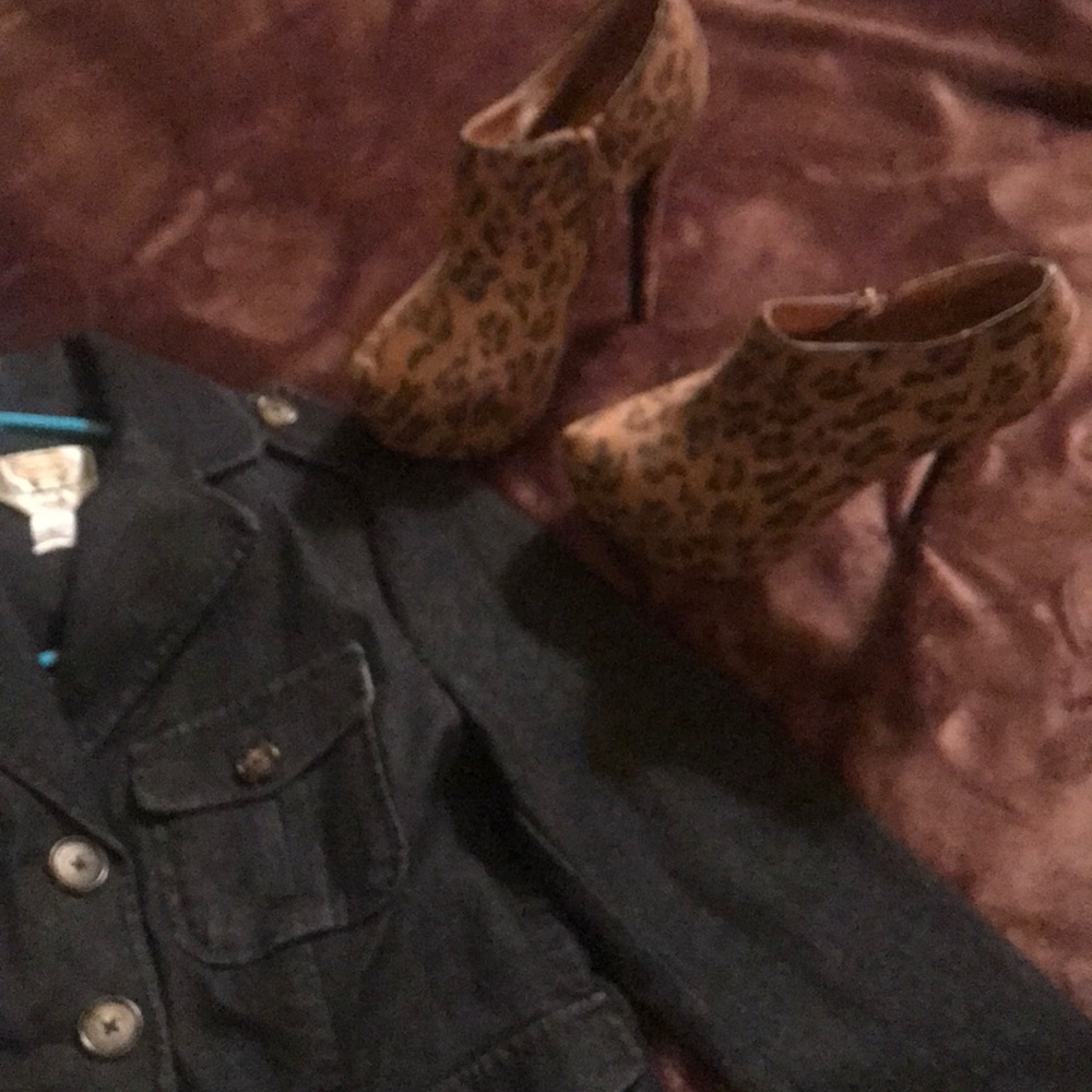 STUNNING  Platform Leopard print Heels! Super cute